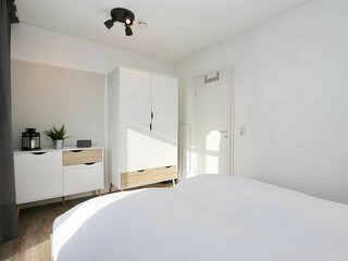 Schlafzimmer mit Kommode Kleiderschrank