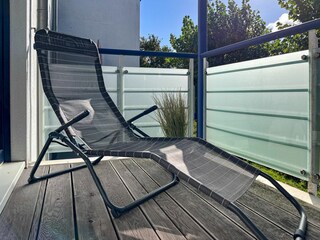 Balkon mit Liegestuhl