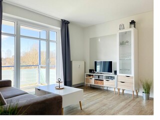 Wohnzimmer mit Zugang zum Balkon