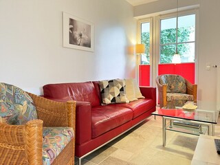 Wohnzimmer mit Sofa und Sessel