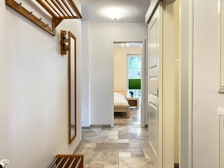 Flur mit Blick ins 2. Schlafzimmer