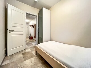 1. Schlafzimmer mit Schrank