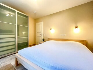 2. Schlafzimmer mit Kleiderschrank