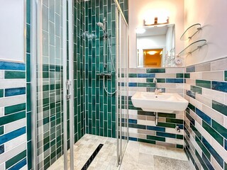 Badezimmer mit Dusche und Waschbecken