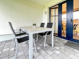 1. Terrasse mit Gartenmöbeln