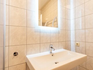 Badezimmer mit Dusche und WC