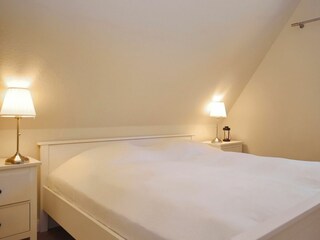 erstes Schlafzimmer mit Doppelbett