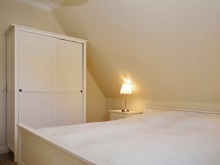 Kleiderschrank im ersten Schlafzimmer