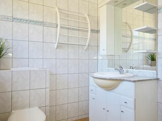 Badezimmer mit WC und Waschbecken