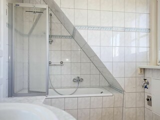 Badezimmer mit Dusche und Badewanne