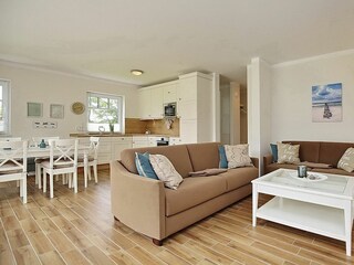Wohnzimmer mit Blick auf Sitzecke und Esstisch