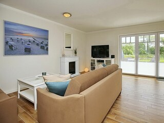 Wohnzimmer mit TV und Elektrokamin