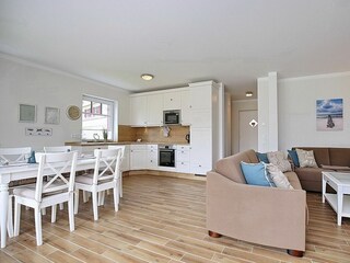 Wohnzimmer mit Essbereich, Sofaecke und Blick auf Küche