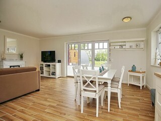 Esstisch mit Blick zur Terrasse