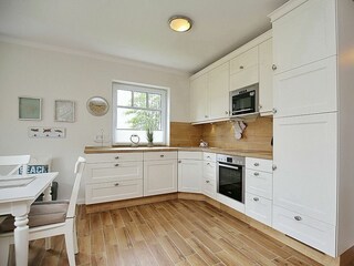 Küche mit Backofen und Spülmaschine