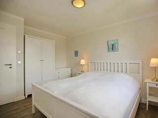 1. Schlafzimmer mit Doppelbett und Kleiderschrank