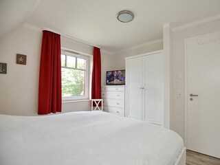 2. Schlafzimmer mit Doppelbett, Kleiderschrank und TV
