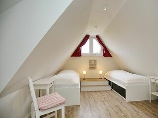 3. Schlafzimmer mit Einzelbetten im Dachgeschoss