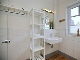 Duschbad im Erdgeschoss mit Waschbecken