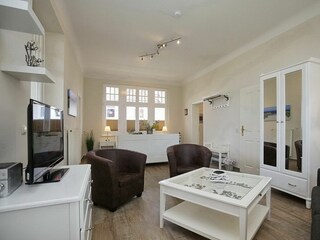 Wohnzimmer Blick zur Wohnungstür