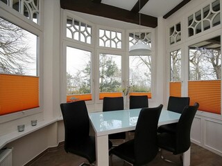 Wohnzimmer mit Esstisch im Erker