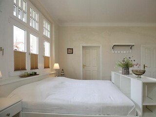 1. Schlafzimmer mit Blick zum Eingang