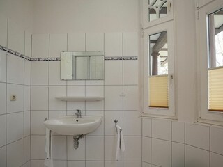 Duschbad mit Waschbecken