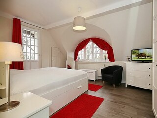 Schlafzimmer mit Bogenfenster
