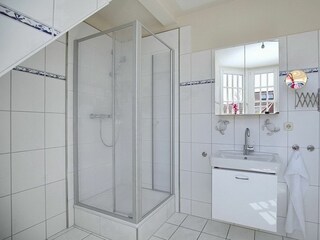 Badezimmer mit Duschkabine und Waschbecken