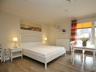Wohnzimmer mit Doppelbett und Esstisch