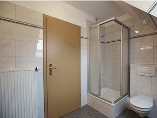 Duschbad mit Duschkabine und WC