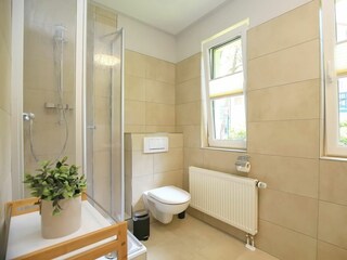 2. Badezimmer mit Dusche und WC