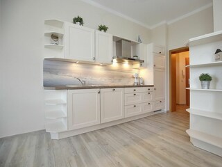 Küche mit Backofen und Spülmaschine