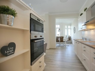 Küche mit Backofen und Spülmaschine