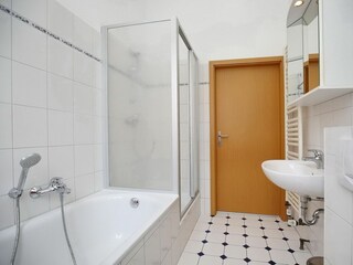 Badezimmer mit Dusche und Badewanne
