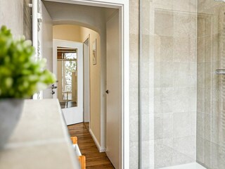 Badezimmer mit Dusche und WC
