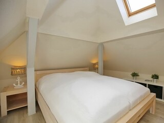zweites Schlafzimmer mit Doppelbett im Dachgeschoss