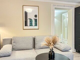 Wohnzimmer mit Blick zur Küche und Kleiderschrank