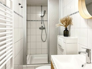 Badezimmer mit Dusche und WC