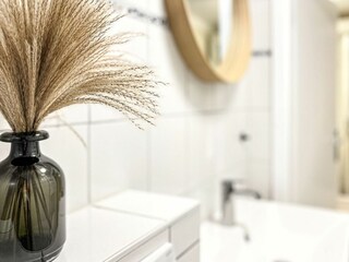 Badezimmer mit Blick zum Kleiderschrank