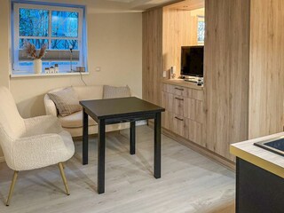Wohnzimmer mit Sitzecke und TV