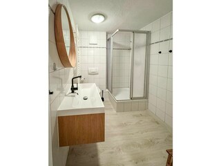 Badezimmer mit Dusche und WC