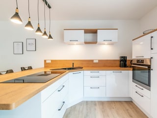 Küche mit Backofen und Spülmaschine