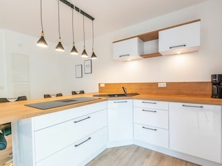 Küche mit Backofen und Spülmaschine