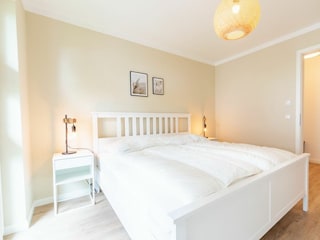 erstes Schlafzimmer mit Doppelbett
