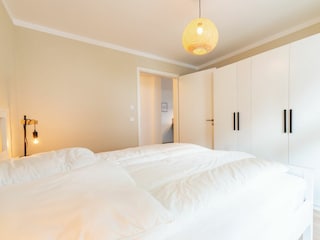 erstes Schlafzimmer mit Kleiderschrank