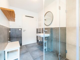 Badezimmer mit WC und Waschbecken