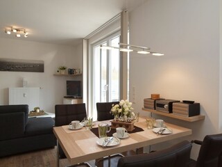 Essbereich mit Blick zum Wohnzimmer