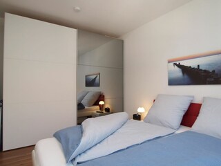 Schlafzimmer mit Kleiderschrank