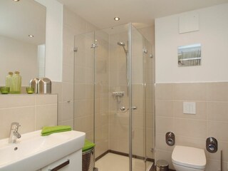 Badezimmer mit WC und Waschbecken